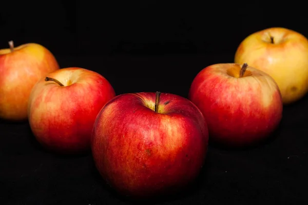 Czerwone Jabłko Czarnym Tle Owoce Pełne Witamin — Zdjęcie stockowe