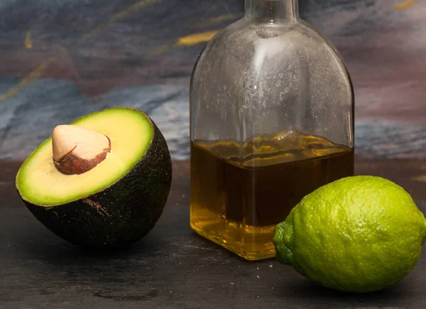 Aguacate Lima Sobre Una Mesa Madera —  Fotos de Stock