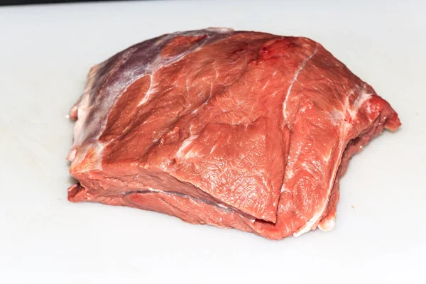 Hausgemachtes Rindfleisch Auf Weißem Hintergrund — Stockfoto