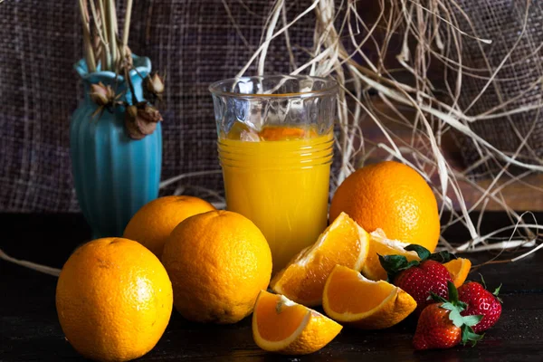 Een Glas Sinaasappel Sinaasappel Aardbeiensap Een Houten Tafel Stilleven — Stockfoto