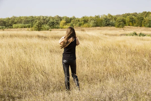 Belle Jeune Femme Aux Cheveux Foncés Vêtements Noirs Debout Dans — Photo