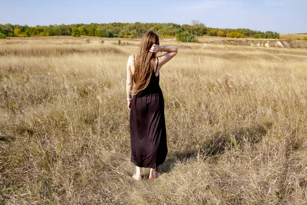 Mujer Morena Bastante Joven Vestido Negro Pie Campo Hermosa Chica — Foto de Stock