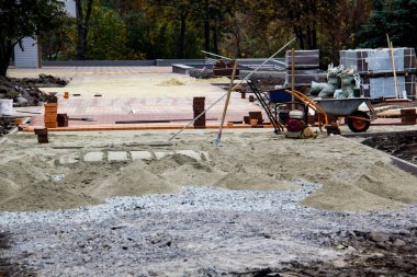 Sonbaharda Ukrayna şehrinde kaldırım döşeme döşemesi onarımı çalışmaları