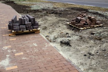 Sonbaharda Ukrayna şehrinde kaldırım döşeme döşemesi onarımı çalışmaları