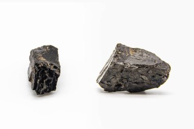 Beyaz arka planda izole edilmiş doğal siyah kömürler. İki kirli kömür taşı.