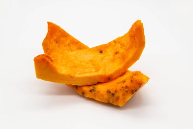 Çürümüş bir balkabağı parçası. Çürük sebze ve bozuk yemek. Beyaz arka planda izole edilmiş küften etkilenmiş bir ürün..