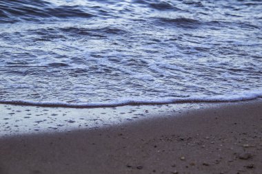 Dalgalı deniz suyu. Mısır 'daki yerel plajda deniz dalgalarıyla deniz suyu manzarası