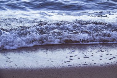 Dalgalı deniz suyu. Mısır 'daki yerel plajda deniz dalgalarıyla deniz suyu manzarası