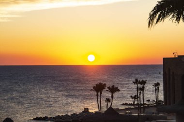 Hurghada 'da Mısır' da kışın denizin üzerinde güzel bir gün doğumu