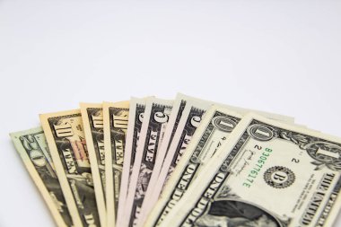Para hayranıyım. Hafif bir arka planda Amerikan doları. 20, 10, 5 ve 1 dolarlık banknotlar.