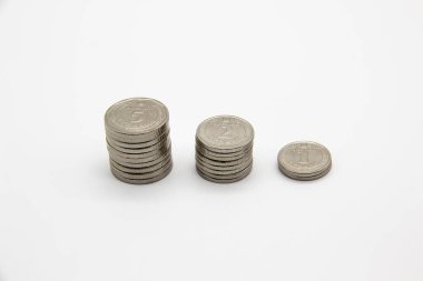 Hafif bir arka planda Ukrayna parası. Üç yığın Ukrayna sikkesi nominal 5, 2 ve 1 Hryvnia eder