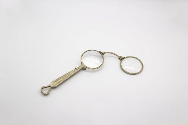 19. yüzyılın ortalarından kalma beyaz arka planda eski bir Lorgnette.