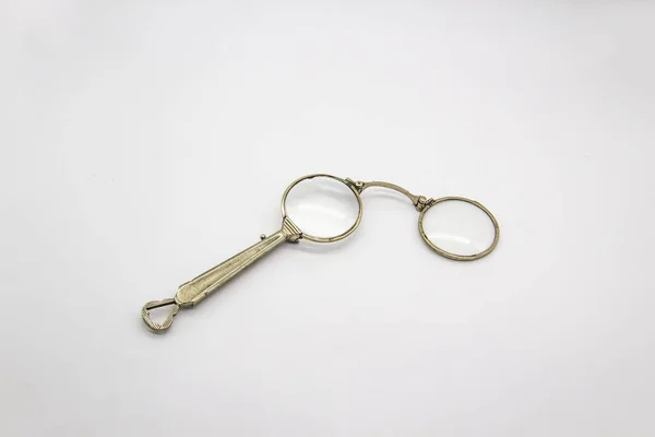 19. yüzyılın ortalarından kalma beyaz arka planda eski bir Lorgnette.