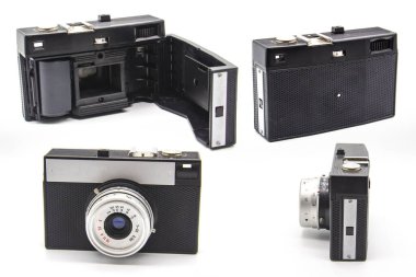 Eski kameranın farklı tarafları. Beyaz arka planda eski bir fotoğraf makinesi.