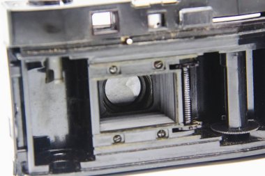 Beyaz arka planda içeriden çekilmiş eski bir fotoğraf makinesi.