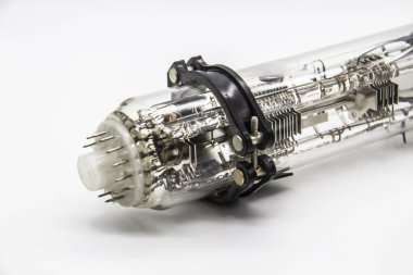 Osiloskop tüpünün bir parçası, çeşitli radyo elektronik cihazlarında görsel gözlemlerin elektriksel süreçlerinin özel amaçlarla kaydedilmesi amaçlanmıştır. Bir katot ışın tüpü.
