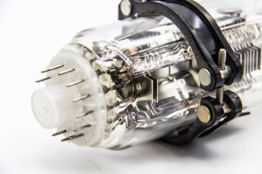 Osiloskop tüpünün bir parçası, çeşitli radyo elektronik cihazlarında görsel gözlemlerin elektriksel süreçlerinin özel amaçlarla kaydedilmesi amaçlanmıştır. Bir katot ışın tüpü.