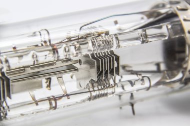 Osiloskop tüpünün bir parçası, çeşitli radyo elektronik cihazlarında görsel gözlemlerin elektriksel süreçlerinin özel amaçlarla kaydedilmesi amaçlanmıştır. Bir katot ışın tüpü.
