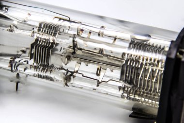 Osiloskop tüpünün bir parçası, çeşitli radyo elektronik cihazlarında görsel gözlemlerin elektriksel süreçlerinin özel amaçlarla kaydedilmesi amaçlanmıştır. Bir katot ışın tüpü.