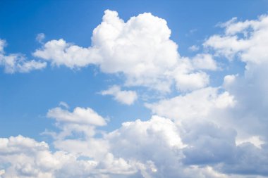 Mavi gökyüzünde bulut. Mavi arka planda güzel bir bulut. Gökyüzünde güzel bulut deseni.