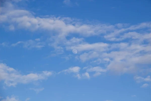雲と青い空の月 青空を背景にした美しい雲 空の美しい雲のパターン — ストック写真