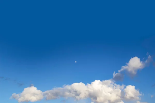 雲と青い空の月 青空を背景にした美しい雲 — ストック写真