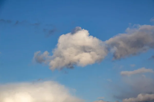 青空に雲 青空を背景にした美しい雲 空の美しい雲のパターン — ストック写真