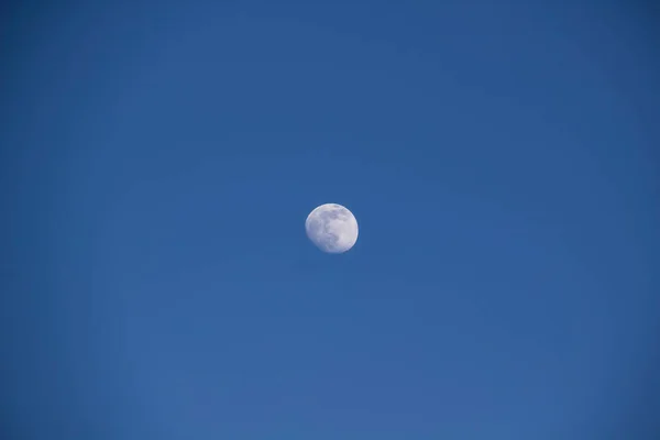 Una Hermosa Luna Cielo Azul Contra Fondo — Foto de Stock