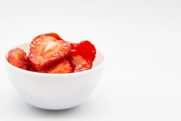 Fresas Rodajas Plato Blanco Sobre Fondo Blanco Postre Bayas Dulces — Foto de Stock