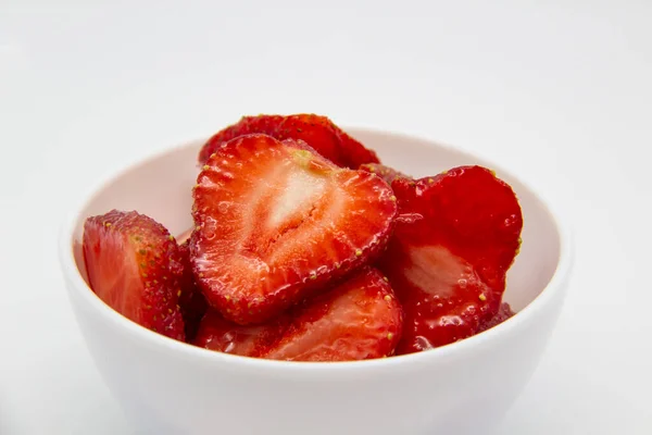 Erdbeeren Scheiben Geschnitten Einem Weißen Teller Auf Weißem Hintergrund Süßbeeren — Stockfoto