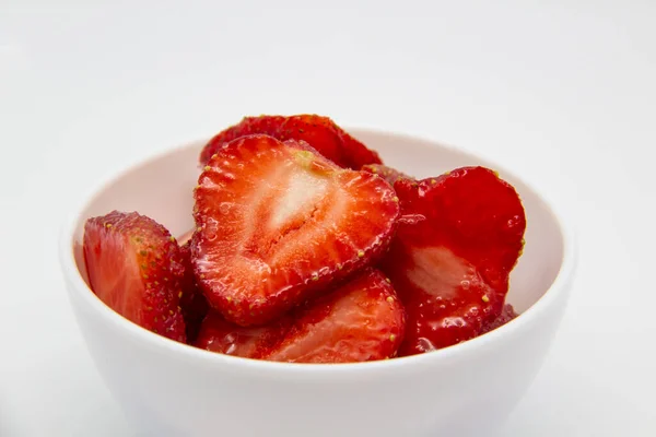 Fresas Rodajas Plato Blanco Sobre Fondo Blanco Postre Bayas Dulces — Foto de Stock