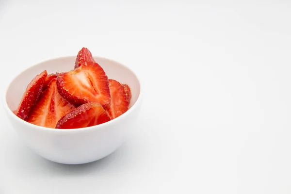 Erdbeeren Scheiben Geschnitten Einem Weißen Teller Auf Weißem Hintergrund Süßbeeren — Stockfoto