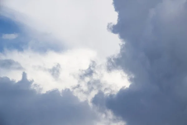 青空に雲 青空を背景にした美しい雲 — ストック写真