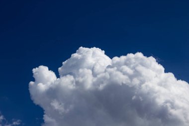 Mavi gökyüzünde bulut. Mavi gökyüzü arka planında güzel bir bulut.