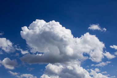 Mavi gökyüzünde bulut. Mavi gökyüzü arka planında güzel bir bulut.