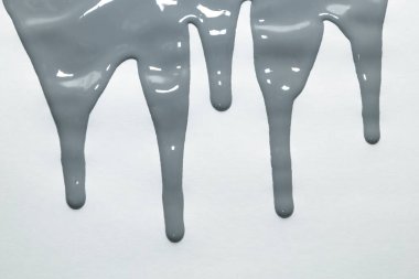 Arka planda damlayan gri boya izole edilmiş.