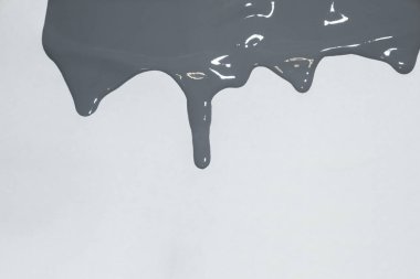 Arka planda damlayan gri boya izole edilmiş.