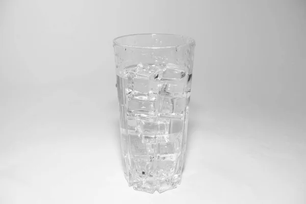 Spruzzi Acqua Bicchiere Con Ghiaccio Sfondo Bianco Foto Alta Qualità — Foto Stock