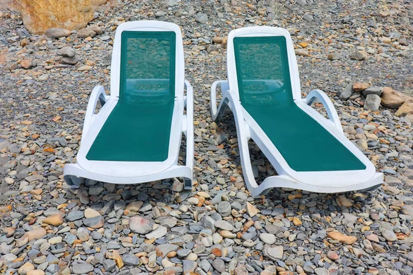 Kumsalda güneşlenen kumsalda yazacak bir yer var.