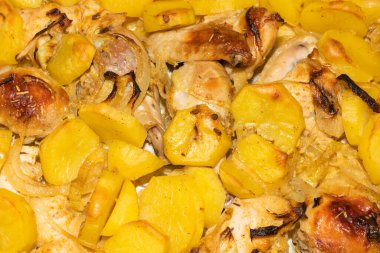 Etli kızarmış patates. Yukarıdan görünüm