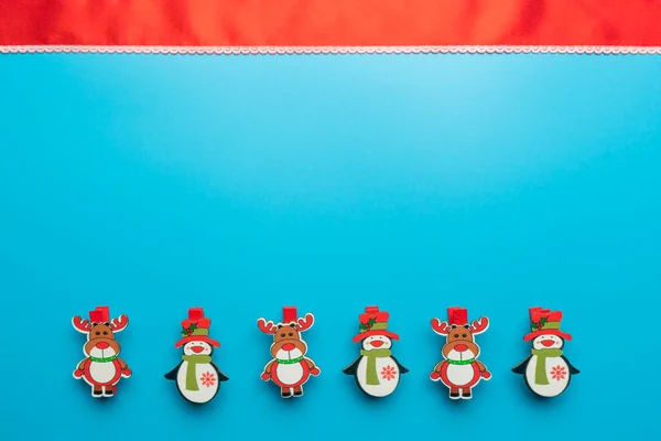 Neujahrskarte. Spielzeug und Thuja-Zweige auf blauem Hintergrund. Kinder-Neujahrstheater — Stockfoto