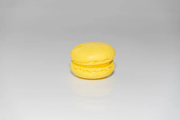 Macaroons amarelos em um fundo cinza. isolar — Fotografia de Stock