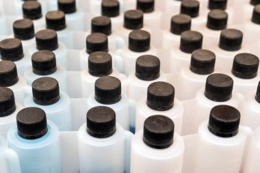 Bir sırada duran plastik şişeler. Yukarıdan görünüm