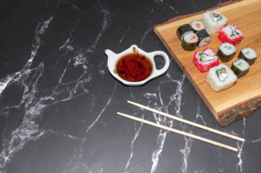Gri arka planda suşi. Yakın plan.