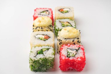 Gri arka planda suşi yuvarlanıyor. izole et