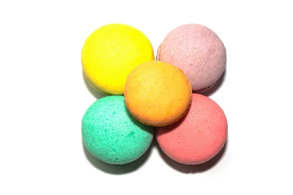 Galletas de almendras de colores sobre un fondo blanco. aislar — Foto de Stock