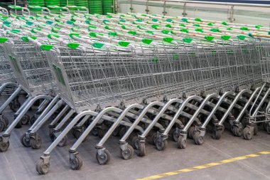 Alışveriş merkezinin otoparkında market arabaları.