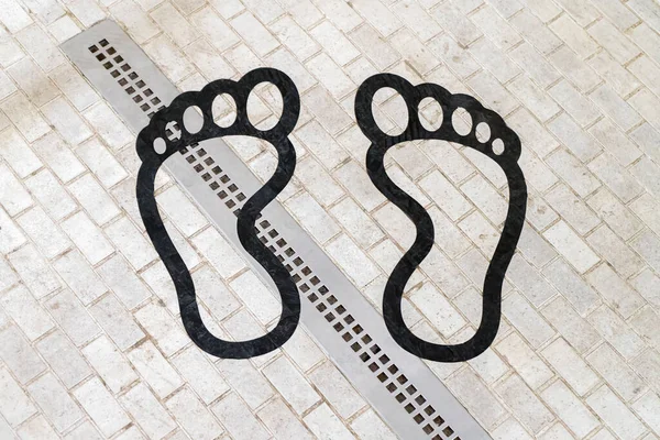 Fußabdrücke auf der Fliese in der Dusche — Stockfoto