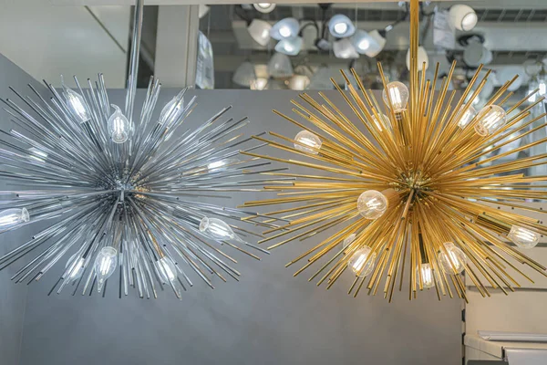 Mağazaların raflarında lambalar var.