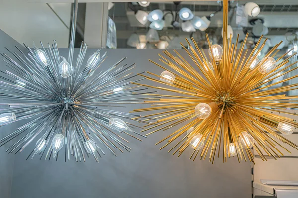 Lampu chandeliers di rak-rak toko Stok Foto Bebas Royalti